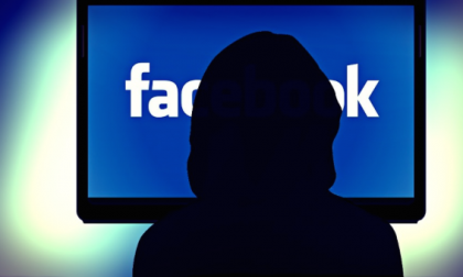 Invece di lavorare, stava su Facebook: impiegata di Brescia licenziata