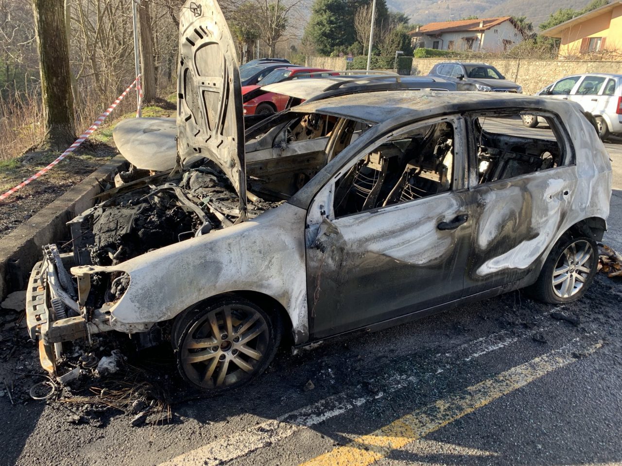 Incendio nella notte: due auto in fiamme in via Kennedy FOTO