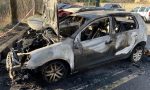 Incendio nella notte: due auto in fiamme in via Kennedy FOTO