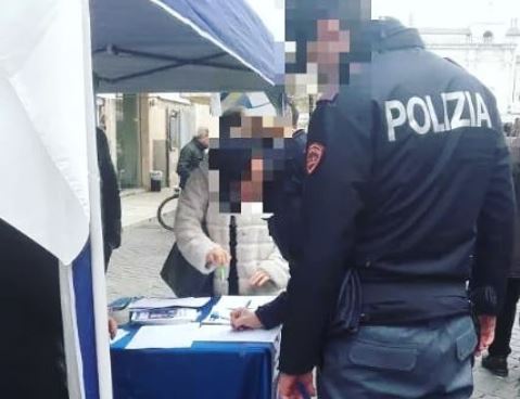 Poliziotti che firmano per Salvini: polemica per la foto di Arrigoni