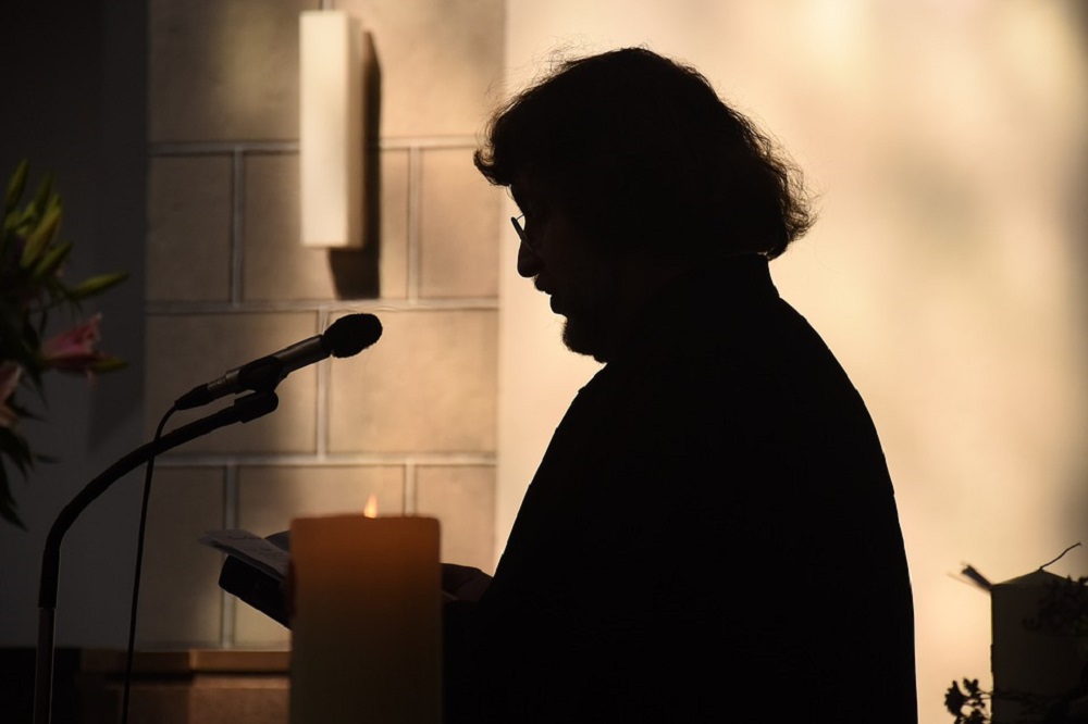 Truffano il prete raccontando le loro finte disgrazie