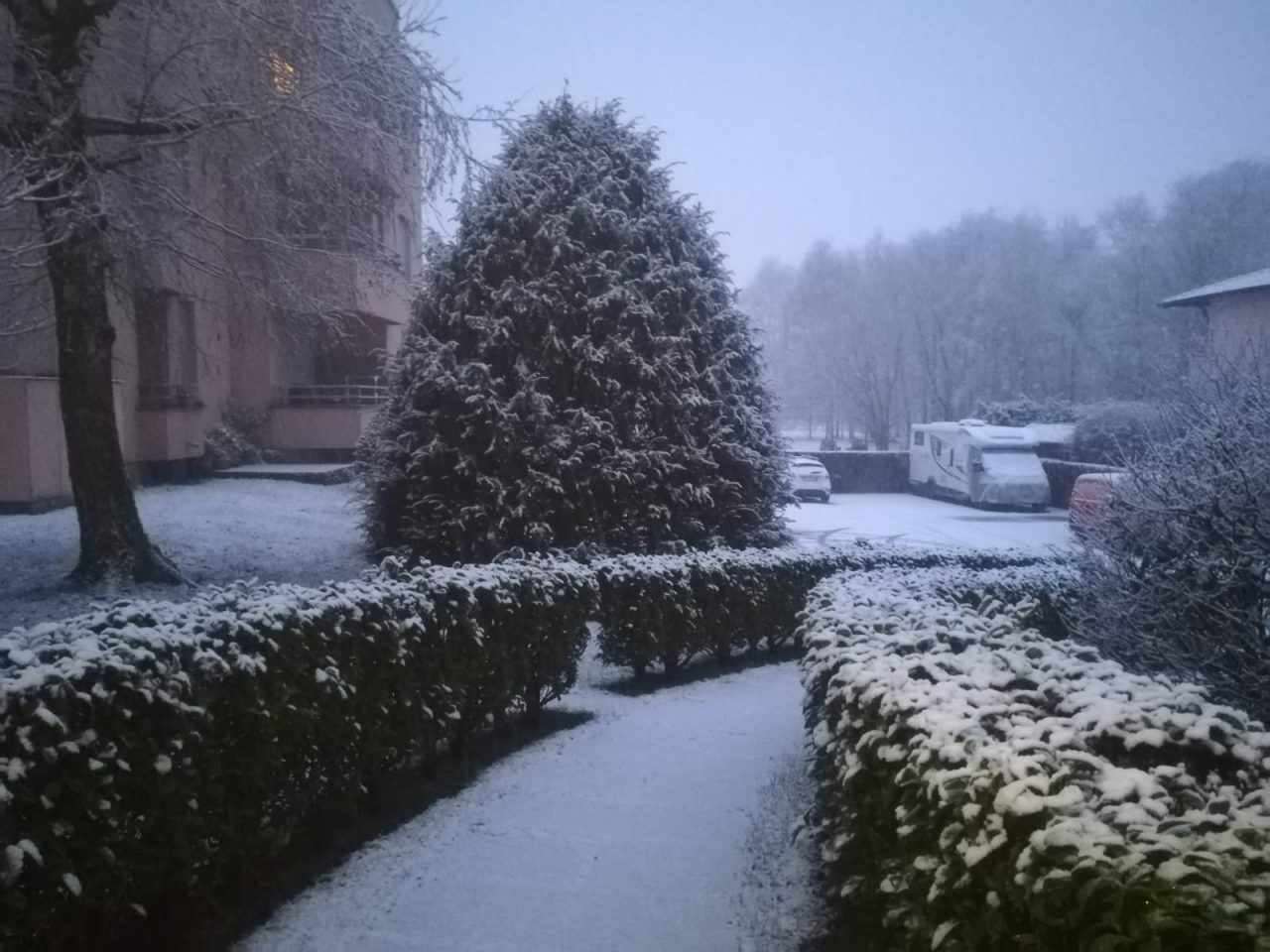 La neve è arrivata nel Lecchese: le previsioni per le prossime ore FOTO
