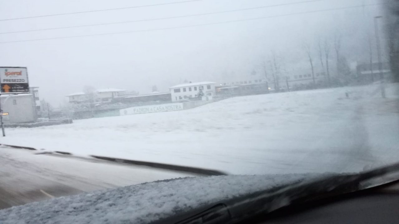Tir fermo sul curvone di Cisano, traffico verso Lecco  FOTO