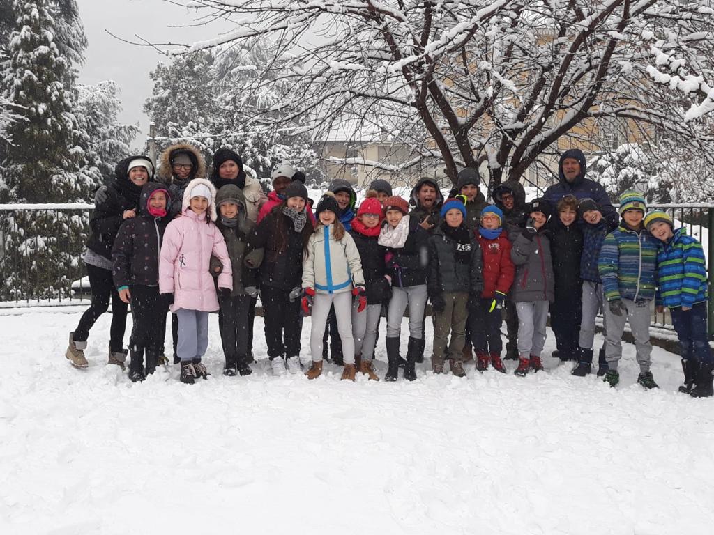 Che divertimento con la neve alla scuola primaria di Rossino