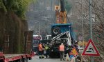 Due ore di lavoro per recuperare il camion finito nella scarpata a Calolzio FOTO