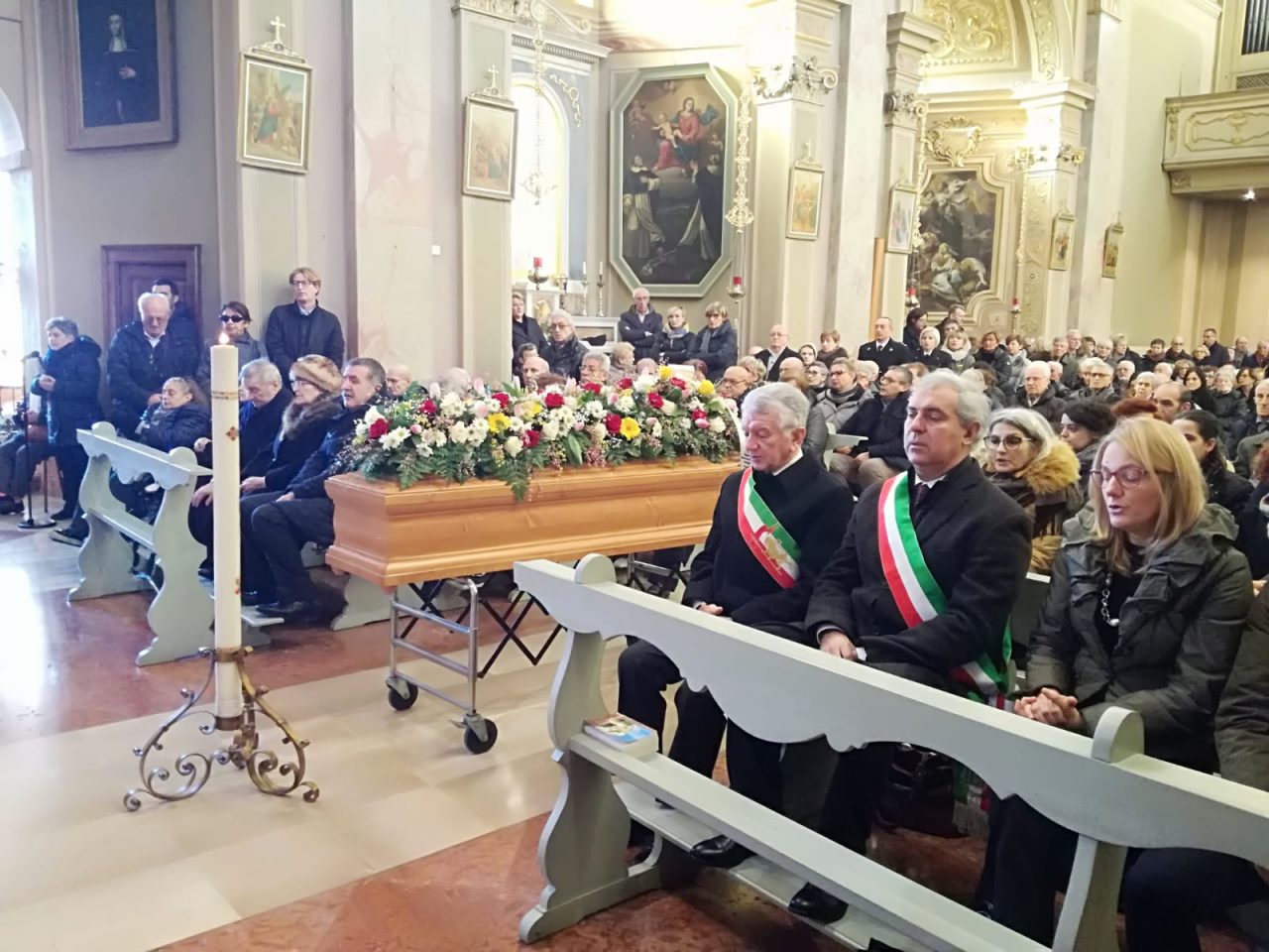 Una folla ai funerali di Giusi Spezzaferri, don Bruno: “La sua vita è stata un dono”