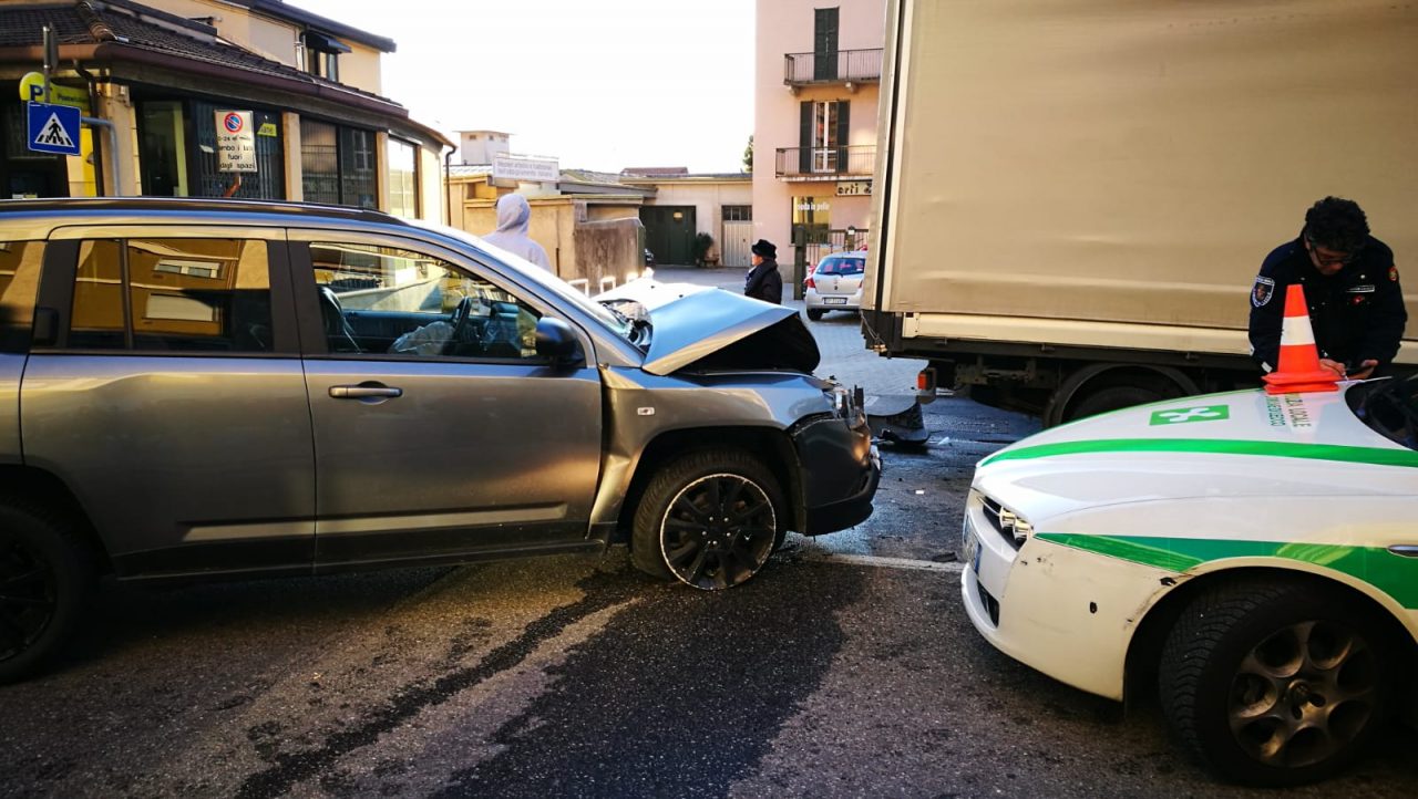 Maxi schianto frontale a Lecco: tre mezzi coinvolti  FOTO E VIDEO
