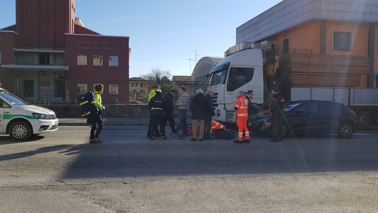 Mattinata terribile sulle strade: 67enne investita nel Meratese