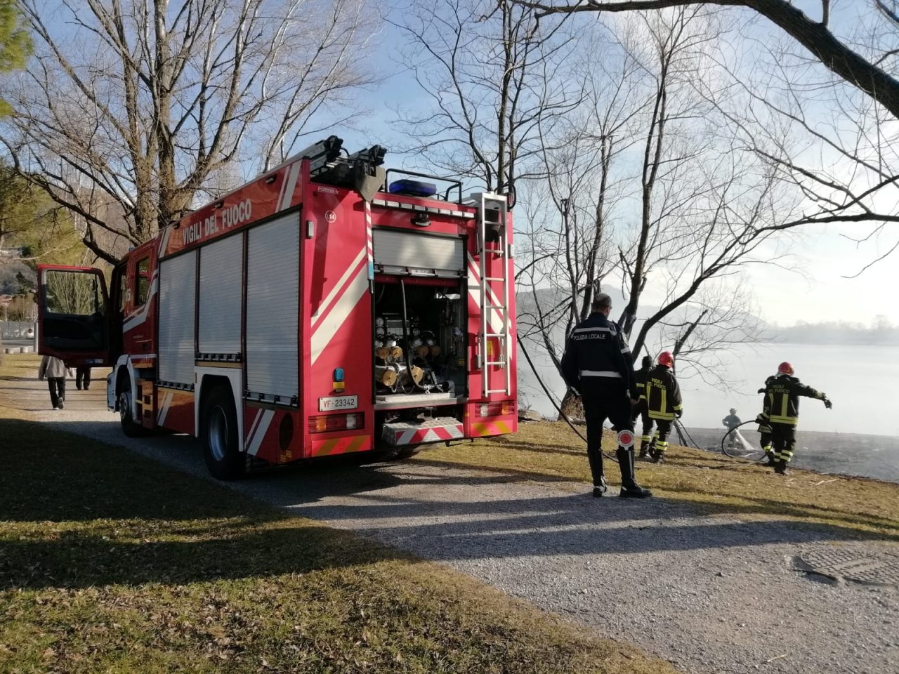 Ancora un incendio in viale De Gasperi a Calolzio FOTO