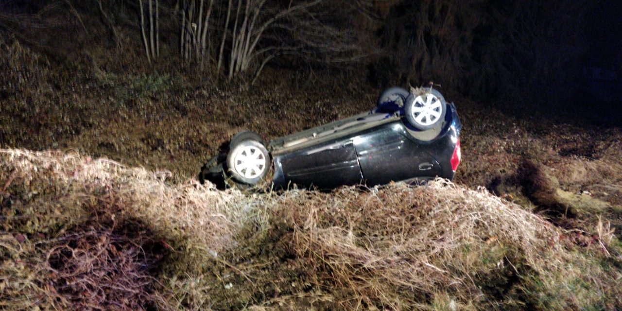 Schianto tra tre auto sulla provinciale: auto si ribalta e finisce nel fosso FOTO
