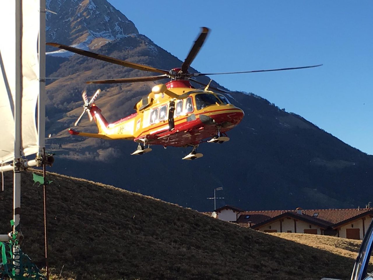 Malore in piazza: elisoccorso per un 47enne FOTO E VIDEO