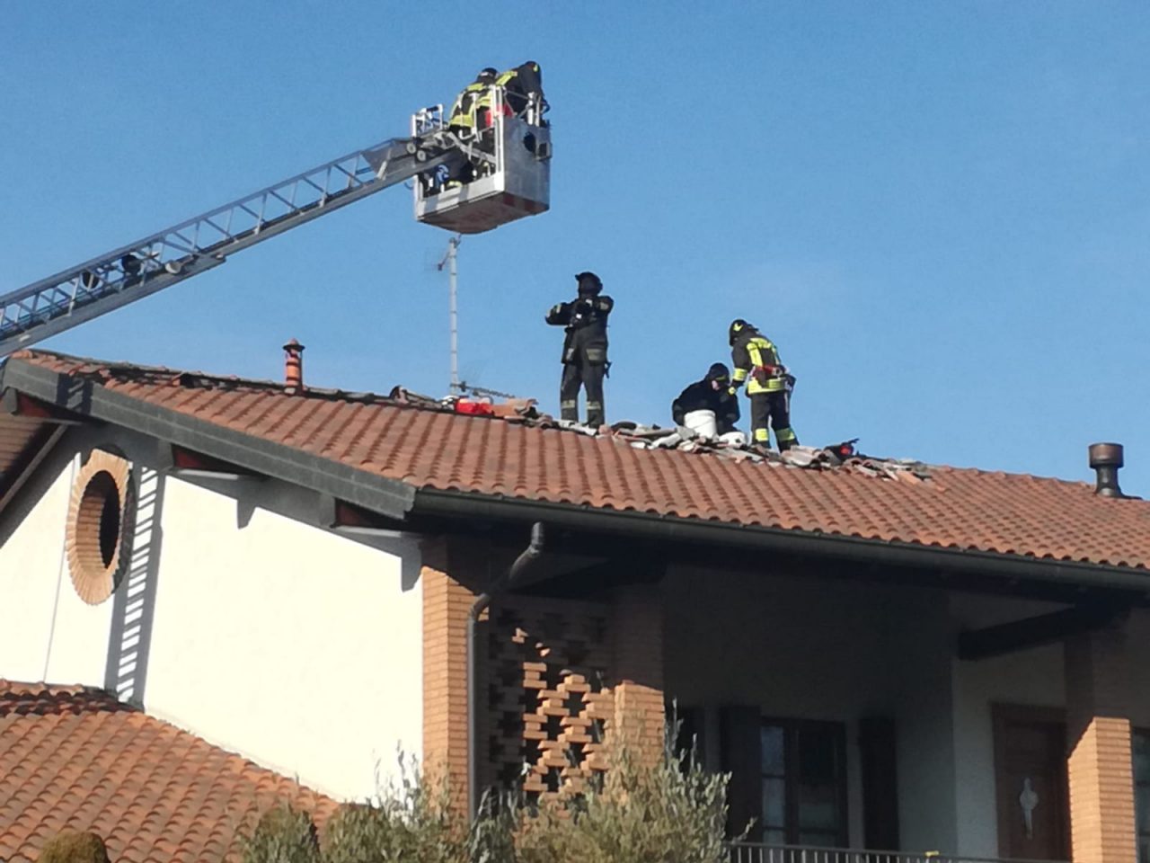 Incendio: le fiamme divorano il tetto di una villetta FOTO E VIDEO