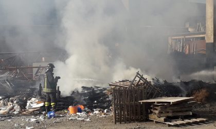 Incendio all'ex cementificio, intervengono i Vigili del Fuoco FOTO