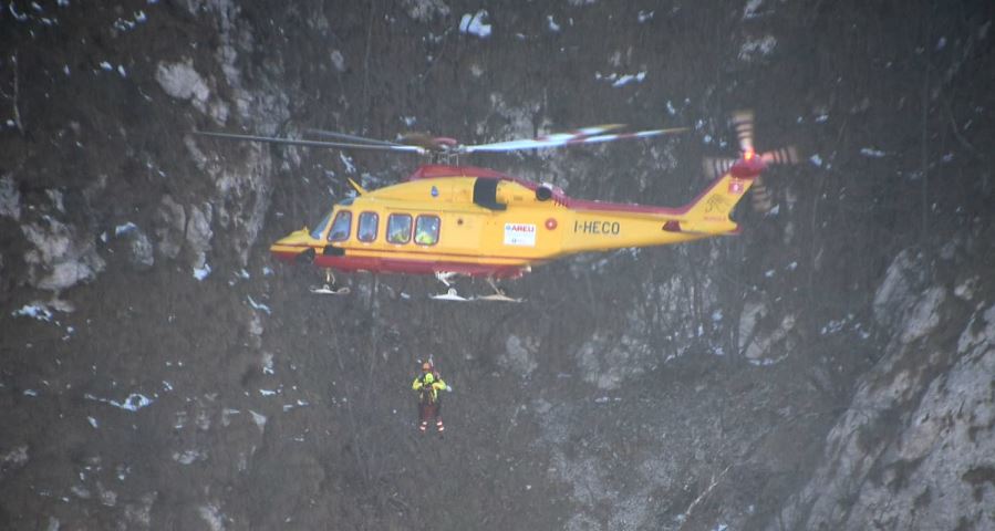 Precipita in una scarpata: giovane di 22 anni salvato dopo una notte al freddo FOTO
