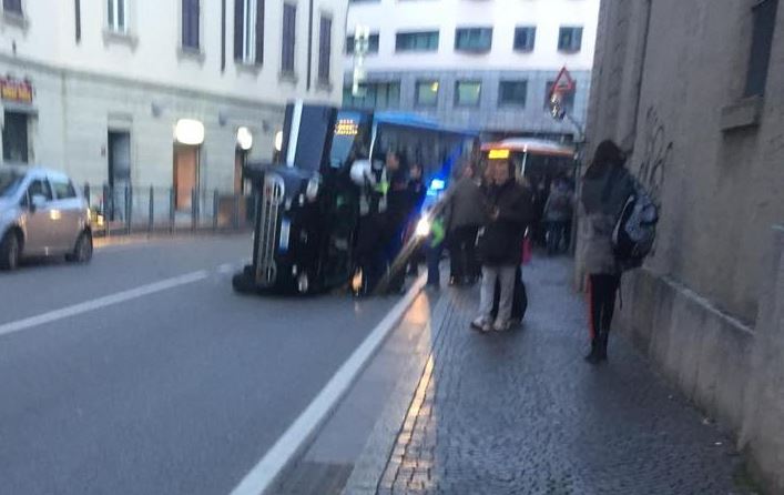 Auto ribaltata davanti al municipio