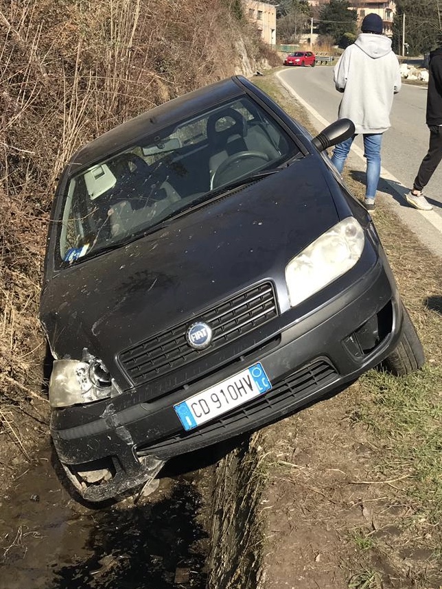 Incidente: ritira la patente e il giorno dopo finisce nel fosso FOTO