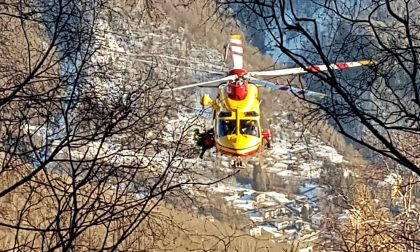 Parapendio precipita dopo il decollo, il pilota recuperato all'Alpe Giumello