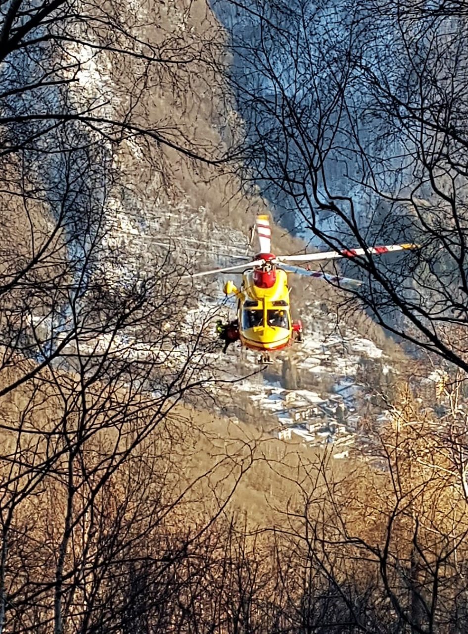 Parapendio precipita dopo il decollo, il pilota recuperato all’Alpe Giumello