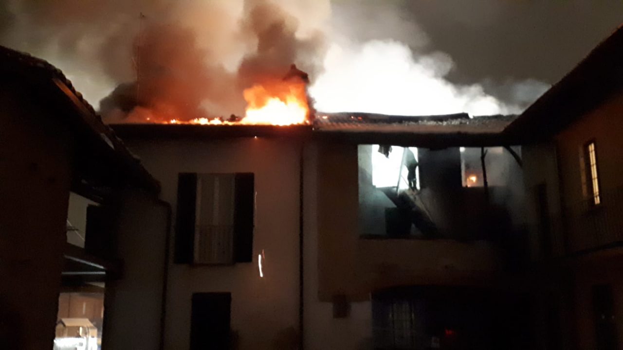 Incendio tetto in un’abitazione a Casatenovo FOTO e VIDEO