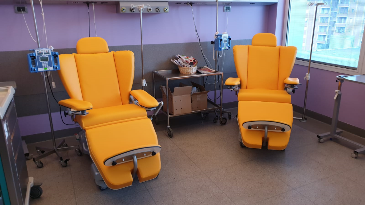 Nuove poltrone  per rendere più accogliente il Day Hospital oncologico al Manzoni