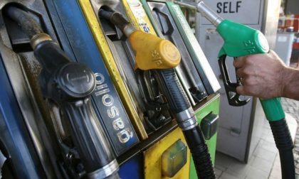Il prezzo della benzina torna a volare: ecco dove conviene far rifornimento a Lecco e provincia