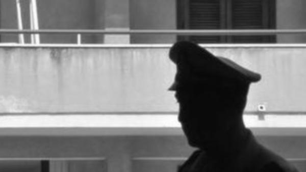 Si suicida dopo essere stato rapinato gettandosi dalla finestra