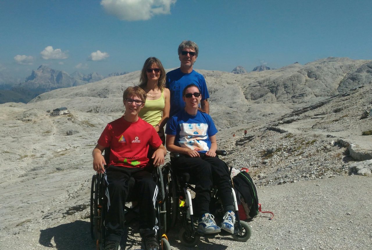 Gloria e Samuel, fratelli lecchesi unici al mondo affetti da una malattia rarissima