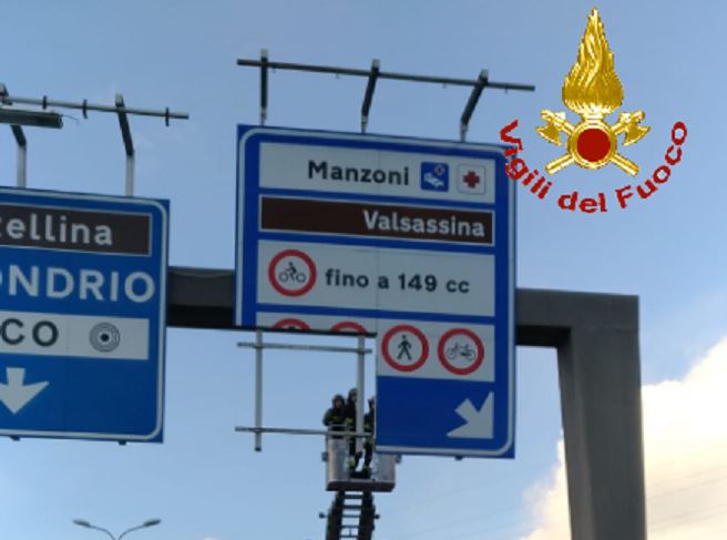 Vento forte, super lavoro per i pompieri: paura per un cartello pericolante sulla Statale 36 FOTO