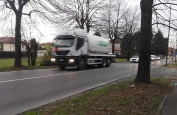 Divieto di transito ai tir sulla Provinciale, ma i “bisonti” se ne infischiano e passano