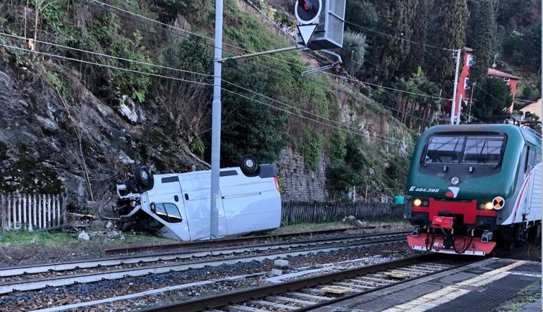 Vola da un tornante e finisce sulla ferrovia: 48enne “miracolato” FOTO  SIRENE DI NOTTE