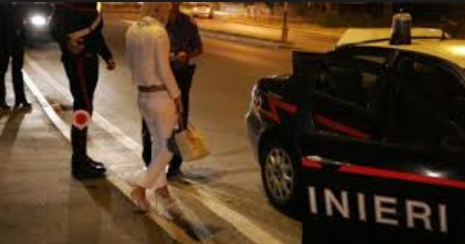 Lecchese fa sesso con un trans e poi viene ricattato: due in manette