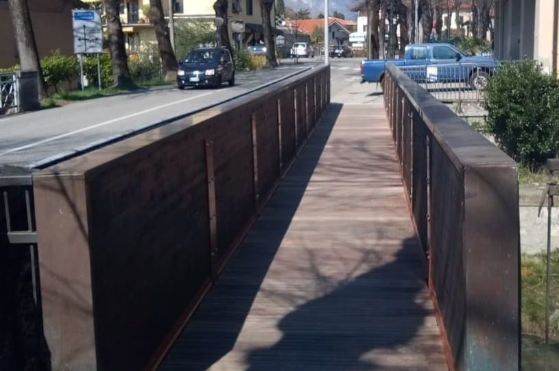 Riaperto il ponte pedonale sul Varrone lungo la SP72