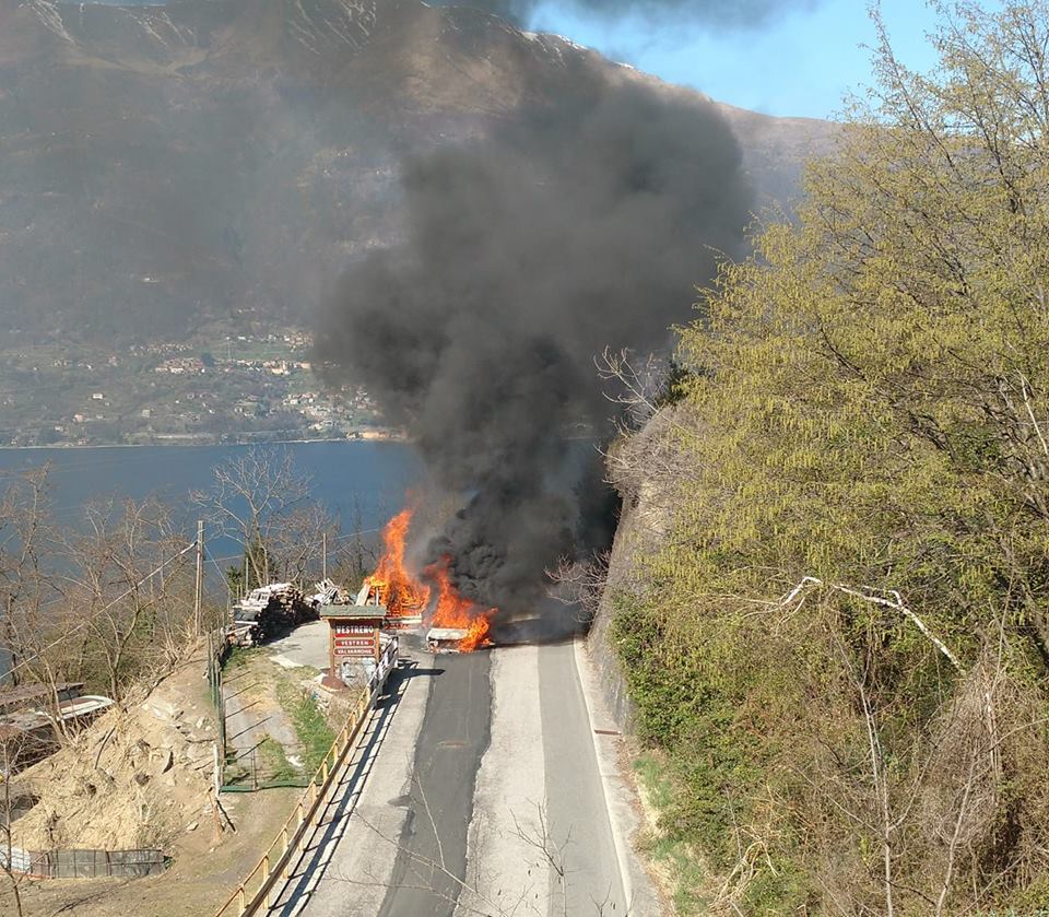 Auto divorata dalle fiamme  VIDEO