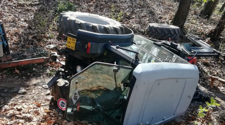 Trattore ribaltato: paura per un 21enne FOTO