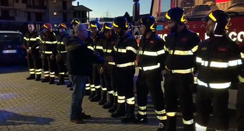 Commovente omaggio al Vigile del Fuoco che va in pensione FOTO E VIDEO