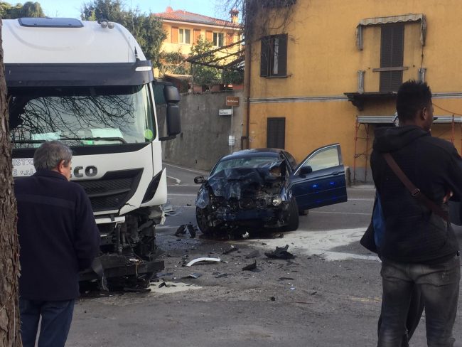 “Curvone della morte”: Villa Locatelli vieta la svolta a sinistra sulla Provinciale