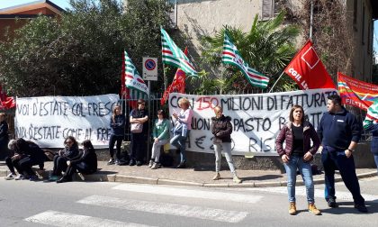 Lavoratori in presidio davanti alla Limonta FOTO E VIDEO