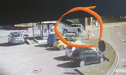 Il sindaco "schiaffa" in rete le foto di chi abbandona la spazzatura GUARDA LE IMMAGINI
