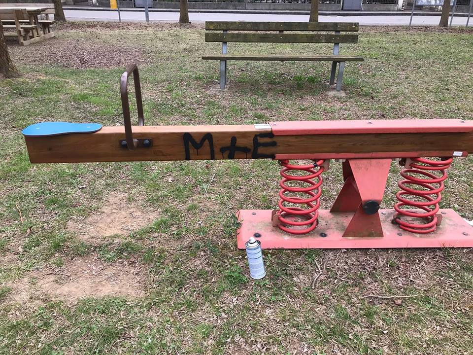 Vandalismi al parco, scoperti i responsabili: ecco la loro punizione