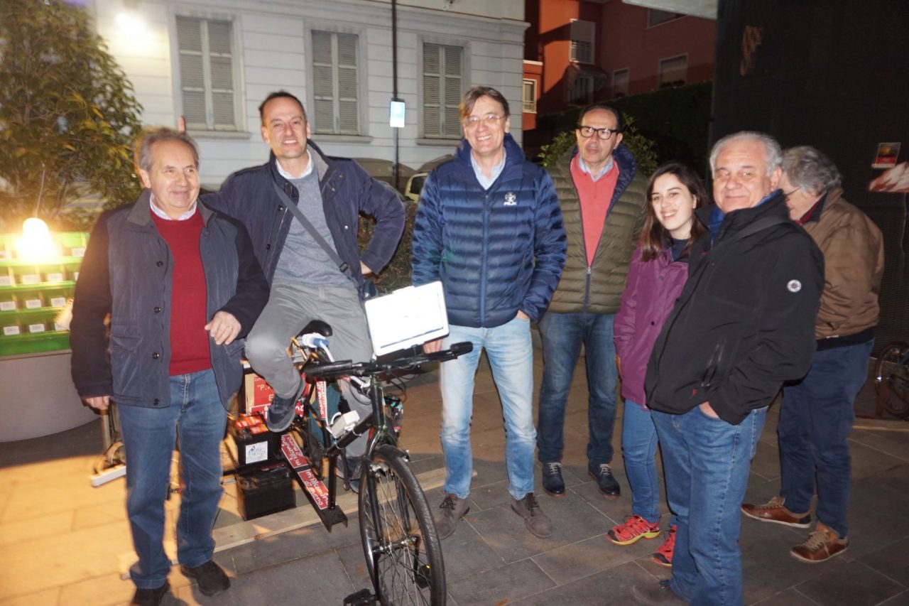 Calolzio: illuminato il municipio con la forza delle… pedalate FOTO