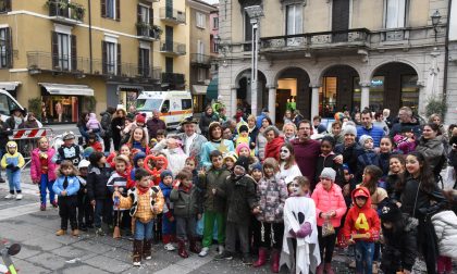 Carnevalone più forte del maltempo: festa in piazza con i bimbi FOTO