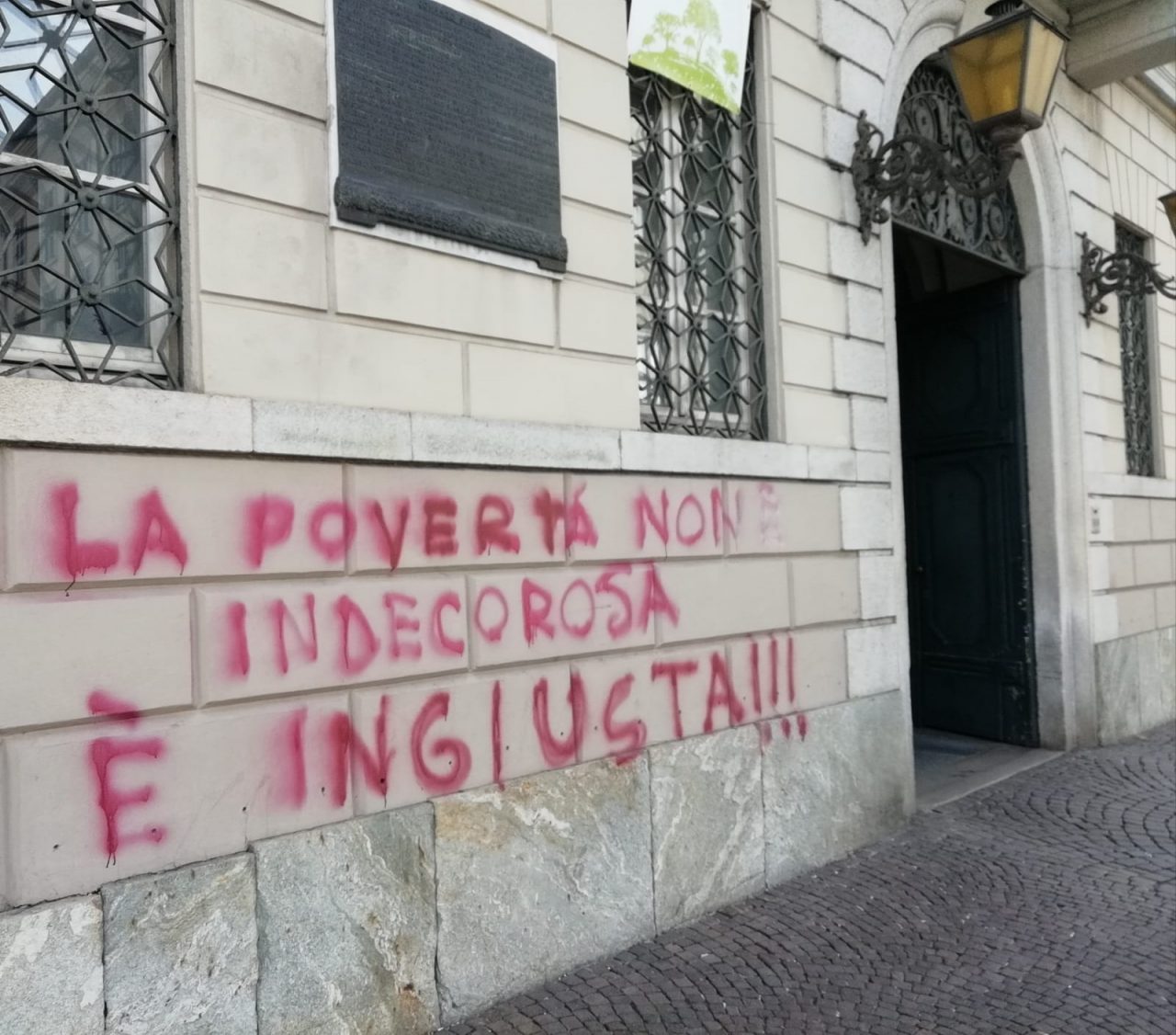 Ordinanza clochard, vernice rossa sul municipio: “La povertà non è indecorosa, è ingiusta”