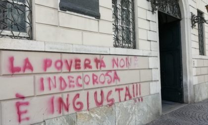 Ordinanza clochard, vernice rossa sul municipio: "La povertà non è indecorosa, è ingiusta"