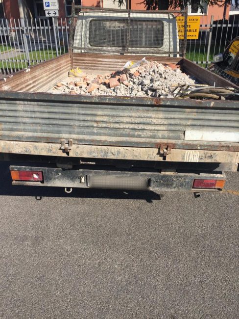 Trasportava rifiuti abusivamente, multato un muratore