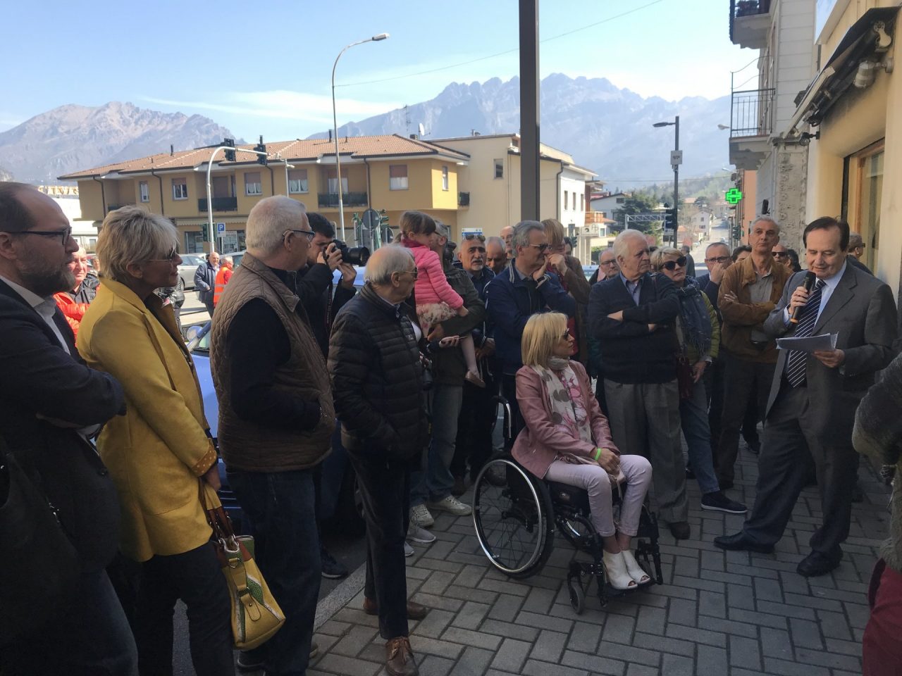 Elezioni, taglio del nastro per la sede di “Progetto Valmadrera”