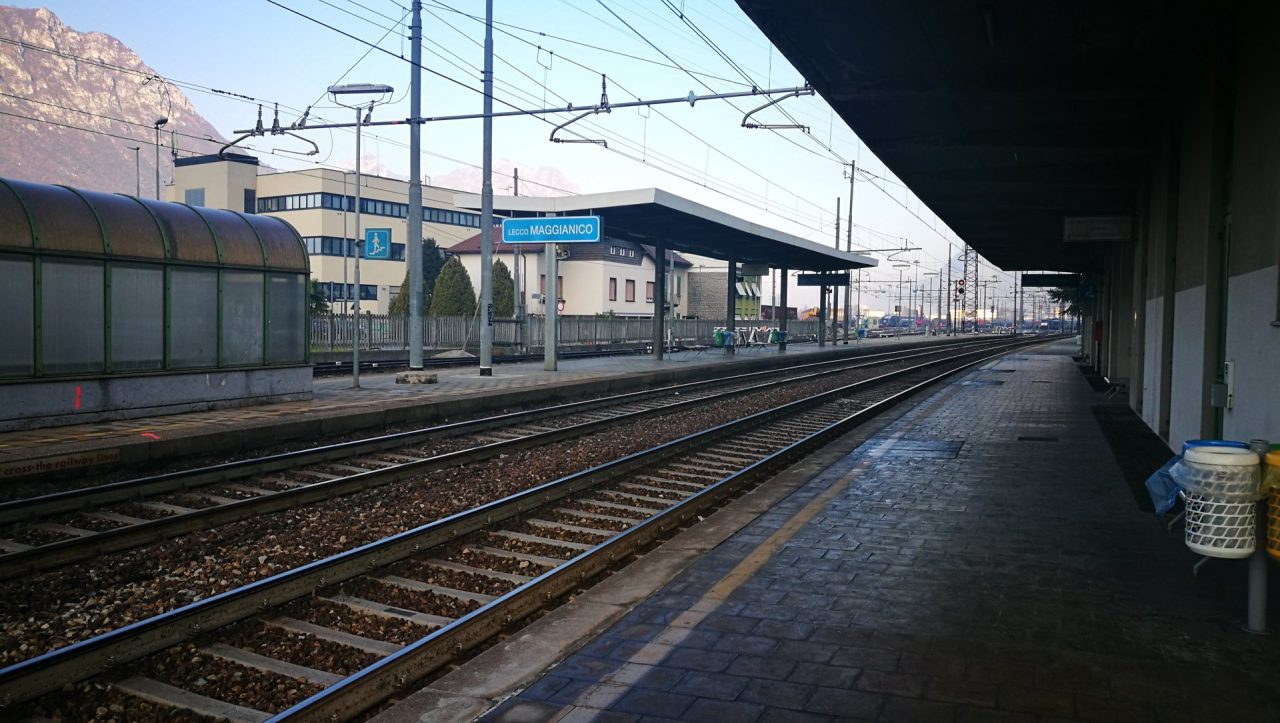 Scende al volo dal treno sui binari, preso e multato dalla Polfer