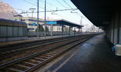 Scende al volo dal treno sui binari, preso e multato dalla Polfer