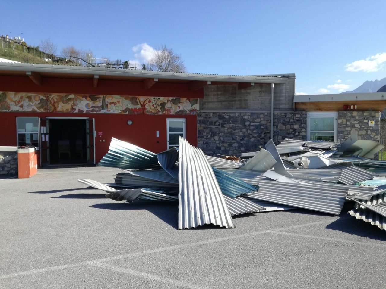 Tetto sventrato dal vento, domani riapre l’asilo