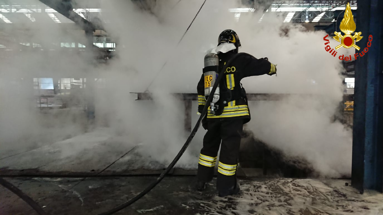 Incendio all’Arlenico, tre squadre di pompieri in azione FOTO