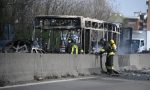 Sequestra autobus in gita scolastica e gli dà fuoco VIDEO